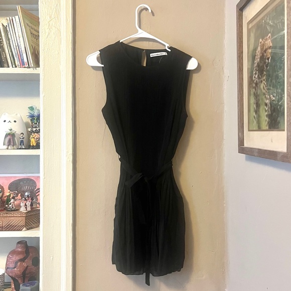 🏷️ Abercrombie & Fitch black pleated sleeveless mini dress with waist tie belt - Picture 3 of 17